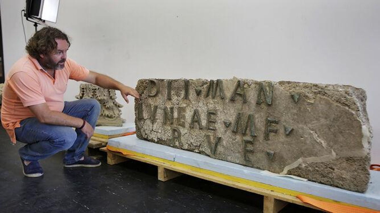 Inscripción del mausoleo de Junia Rufina en Baelo