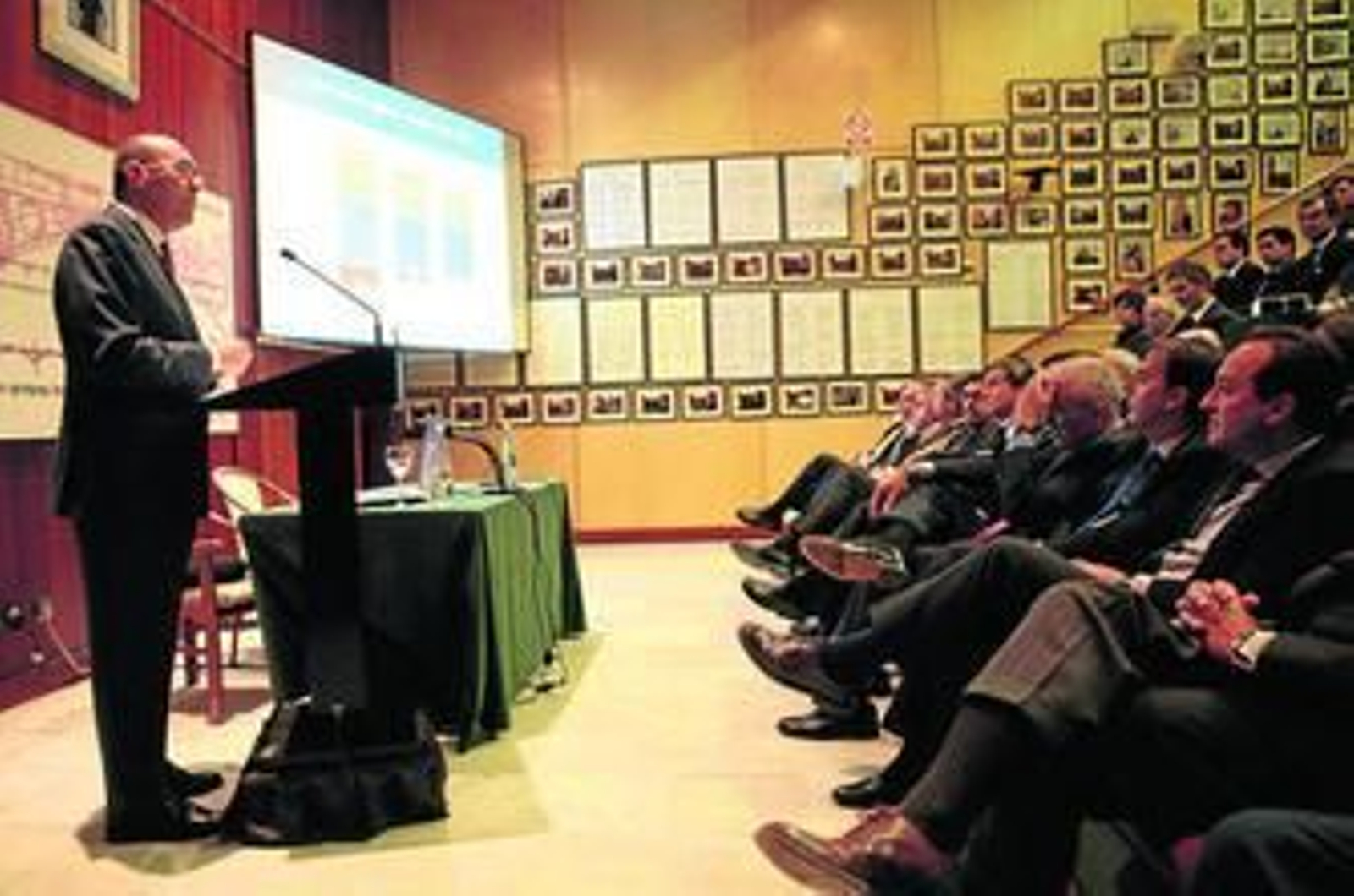El presidente del Observatorio Económico de Andalucía (OEA), Francisco Ferraro, en la Fundación Antares.