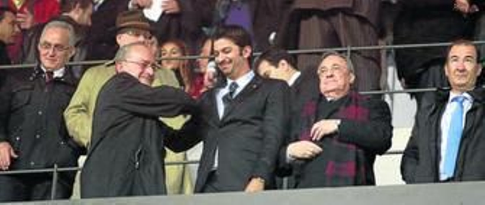 1. El alcalde De la Torre saluda a Moayad Shatat ante la mirada circunspecta al campo de Florentino Pérez. 2. El once inicial malaguista posa para los fotógrafos. 3. El Frente Bokerón anima durante el encuentro.