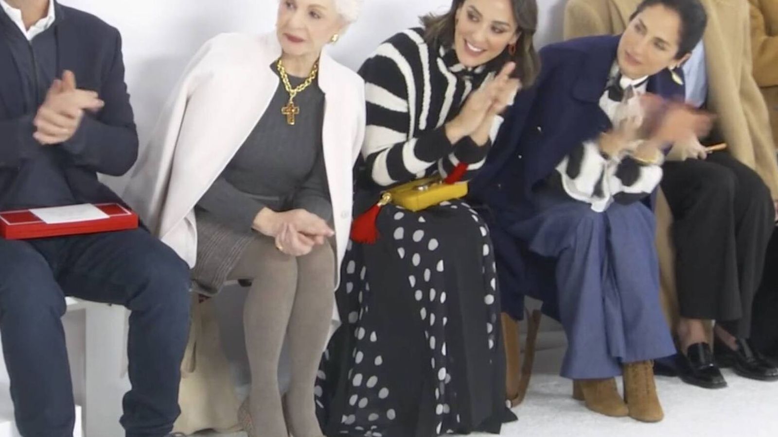 Sentada junto a Carolina Herrera y su hija, durante el pase.
