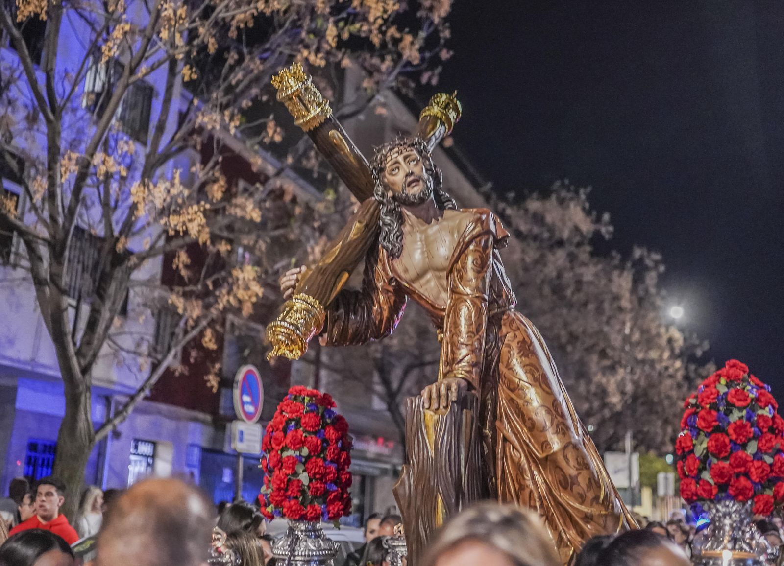 El vía crucis de la Hermandad del Trabajo, en imágenes