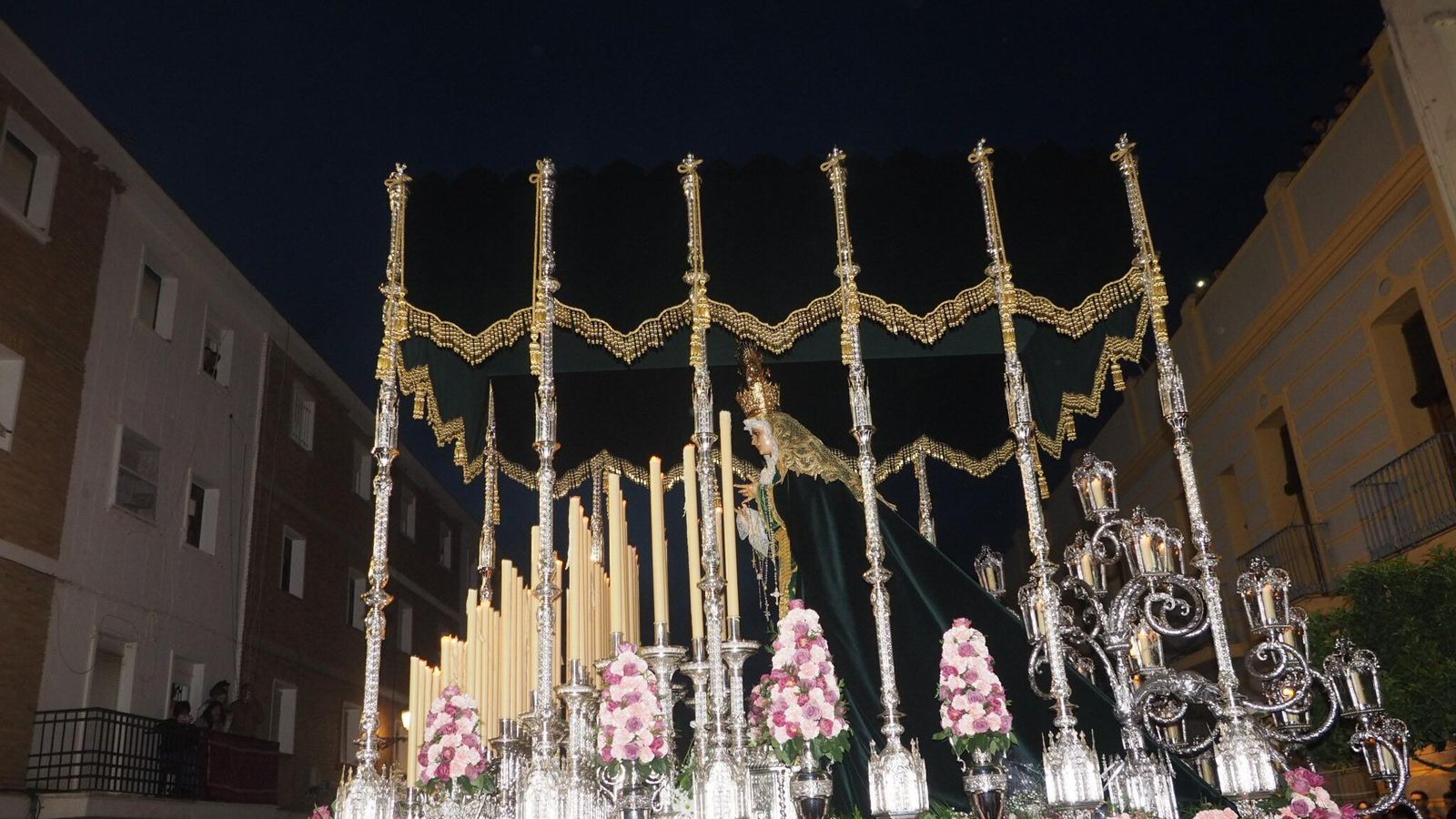 Salida del palio de Nuestra Señora de la Esperanza del Mar.