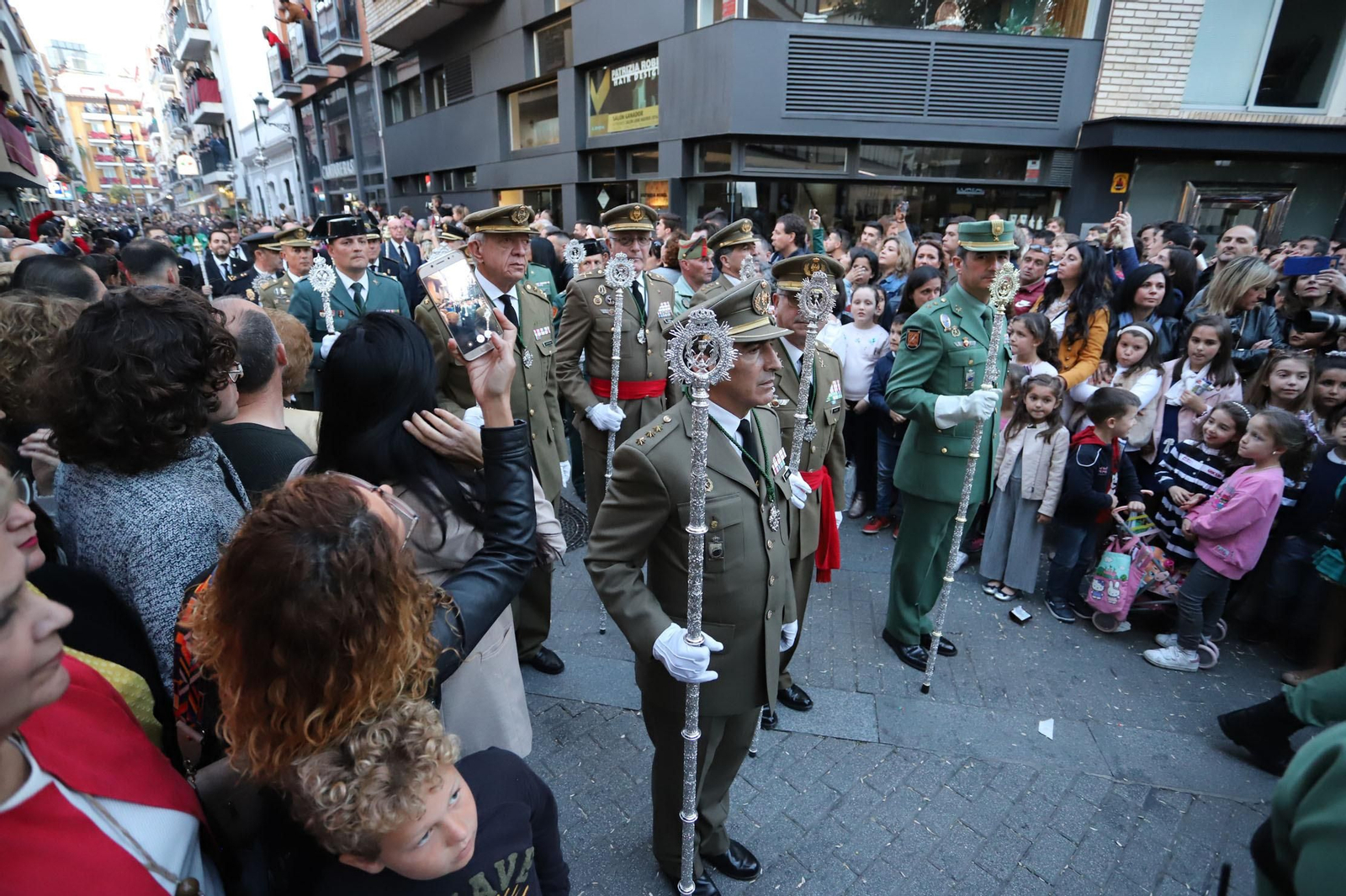 Ambiente  para recibir a la Legión en las calles de Huelva