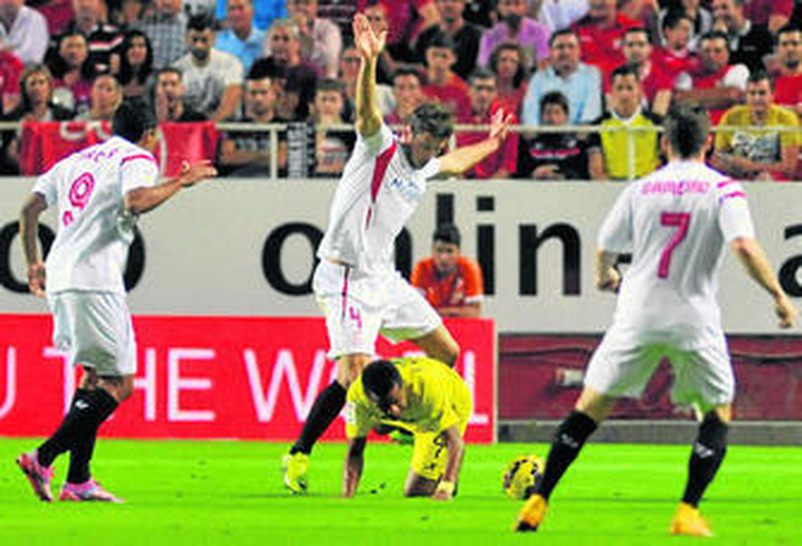 El polaco Krychowiak, el mejor futbolista sobre el campo, avasalla a Giovani para robarle un balón de los muchos que recuperó el centrocampista sevillista.