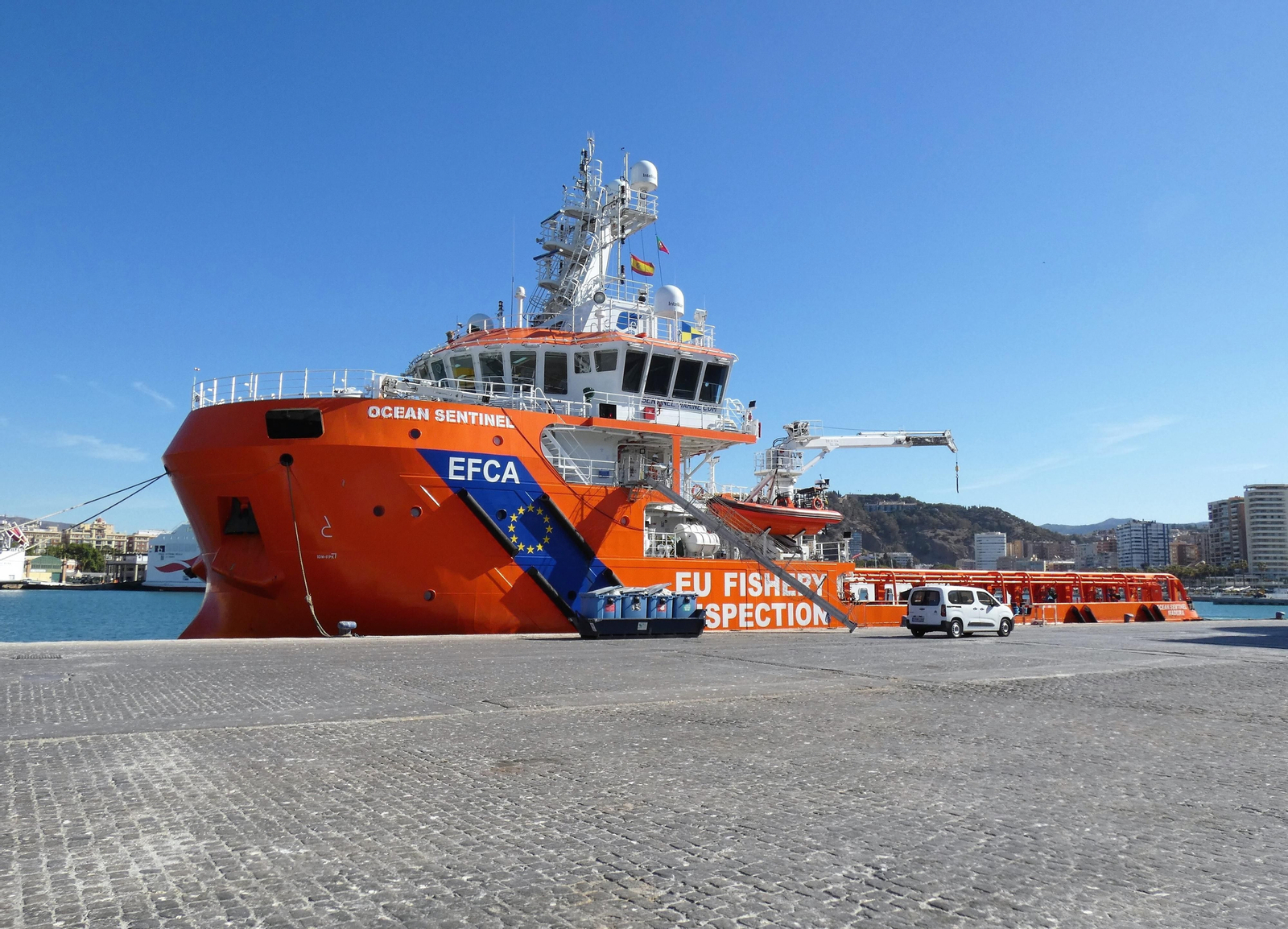 Buque de la Agencia Europea de Control de la Pesca 'Ocean Sentinel' atracado ayer en el puerto de Málaga.