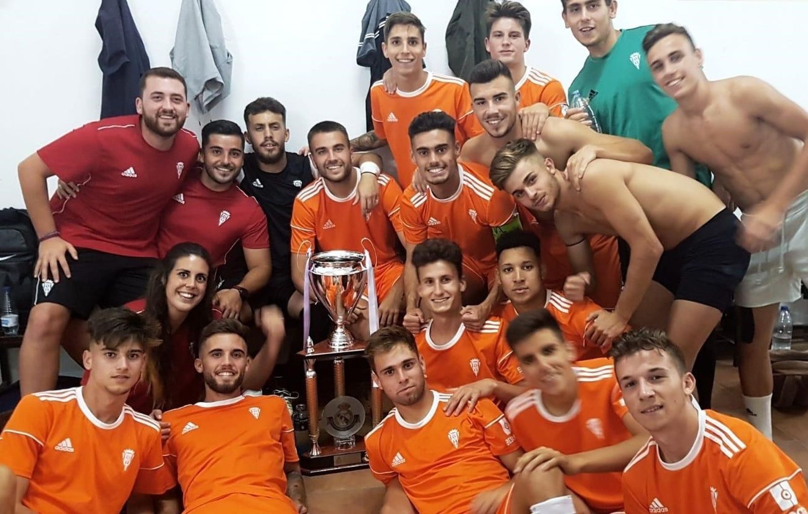 El Córdoba B, con uno de los trofeos conquistados esta verano