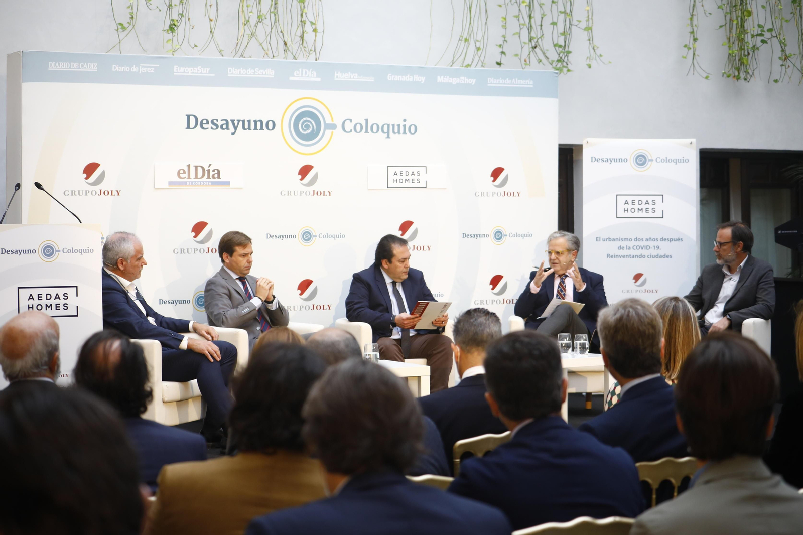 Fografías del desayuno coloquio de Grupo Joly: El urbanismo dos años después del covid