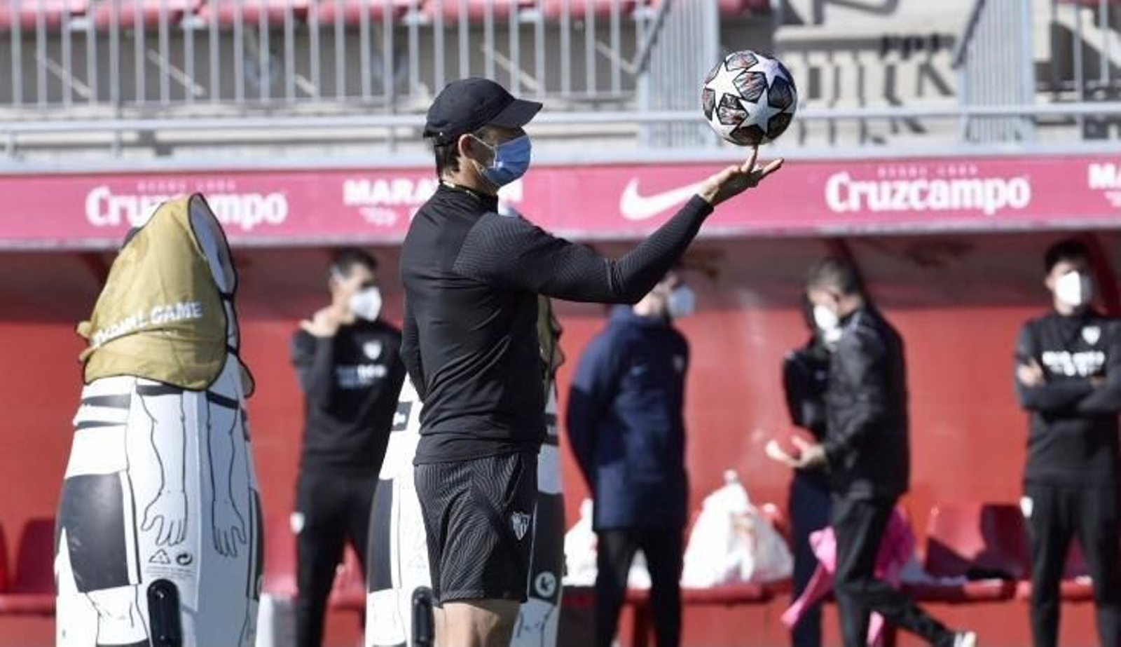 Lopetegui juega con el balón de la Champions antes de su rueda de prensa.