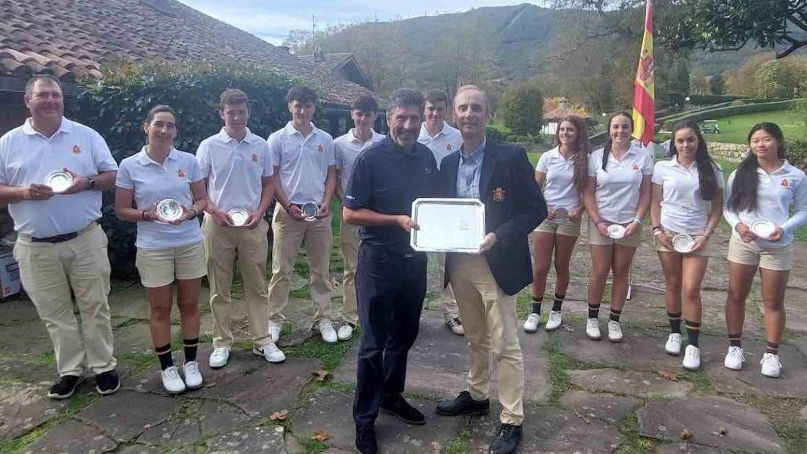 El equipo nacional juvenil, en la entrega de premios, con Chema Olazábal como testigo