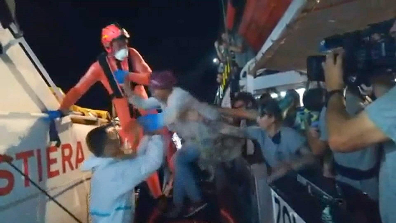 Imagen facilitada por la ONG española Open Arms de la evacuación de un bebé con dificultades respiratorios y dos miembros de su familia a Lampedusa.