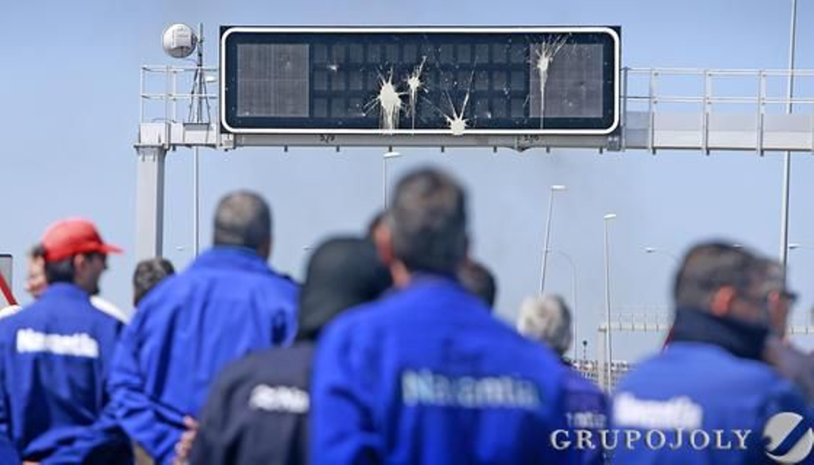 Los trabajadores del astillero de Puerto Real destrozaron el carril reversible y provocaron el colapso de la Bahía.

Foto: Julio González