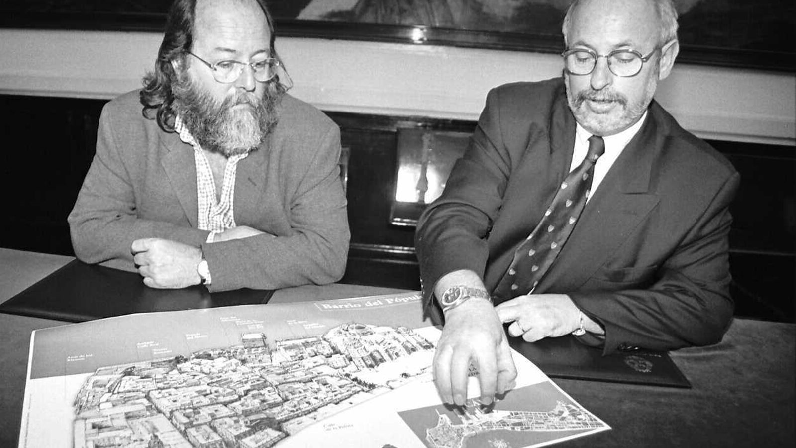 José Ángel González con el teniente de alcalde Enrique García-Agulló, ante un plano del barrio.