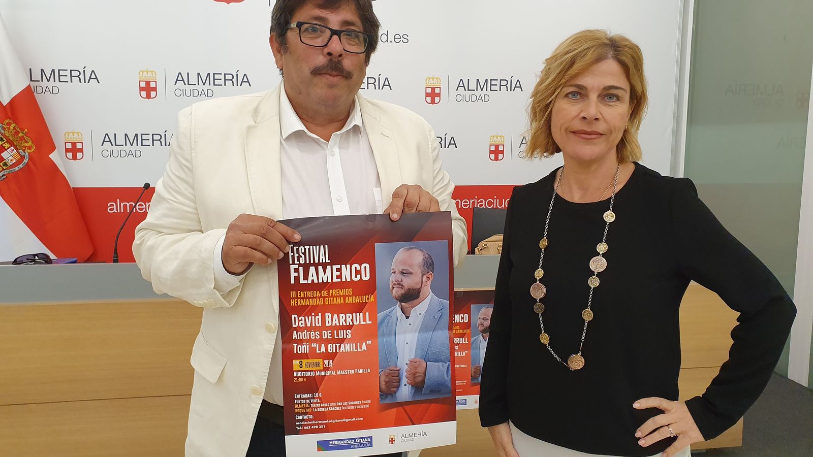 La concejal Paola Laynez junto a Tomás Santiago, presidente de Hermandad Gitana de Andalucía