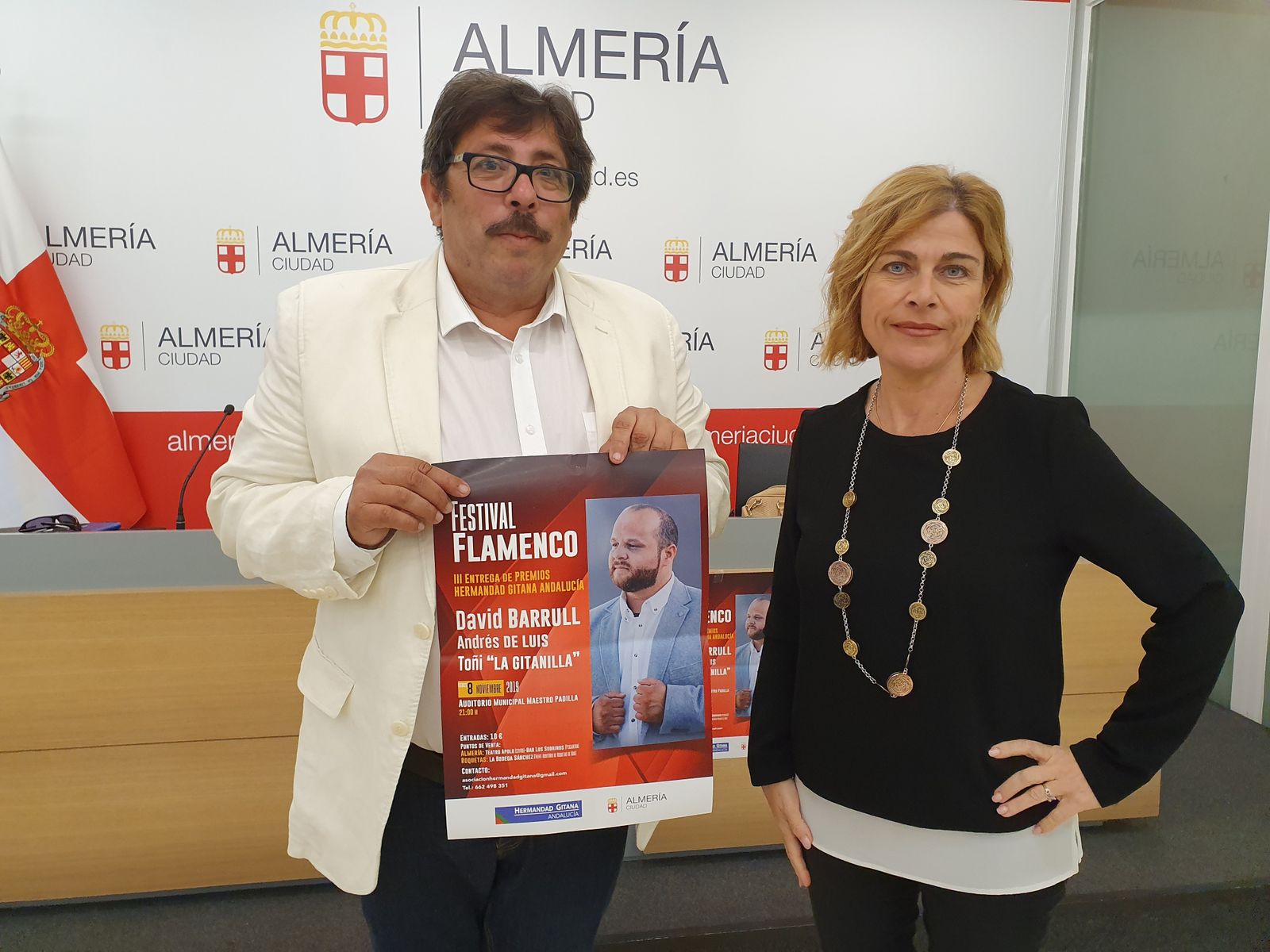 La concejal Paola Laynez junto a Tomás Santiago, presidente de Hermandad Gitana de Andalucía