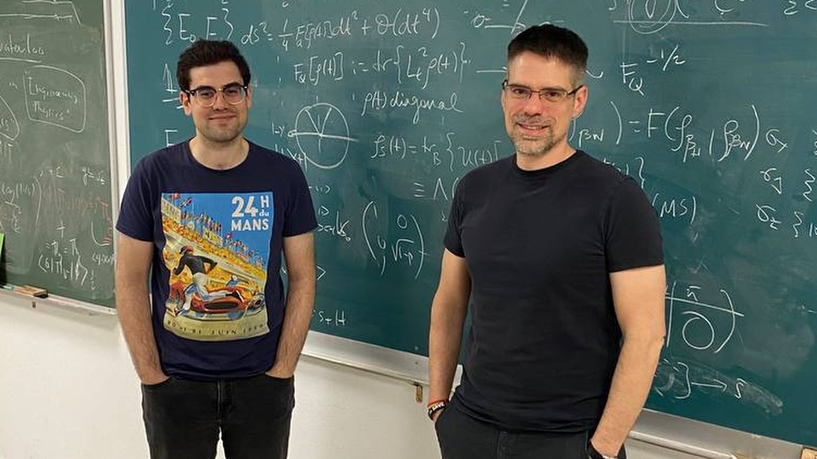 Álvaro Tejero, investigador predoctoral de la UGR, junto con Daniel Manzano.