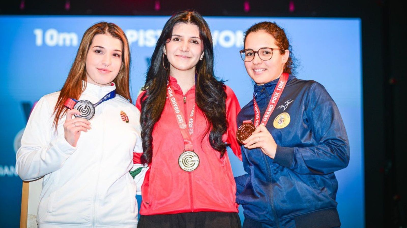 Inés Ortega posa con una de las medallas conseguidas en estas primeras semanas de 2026.