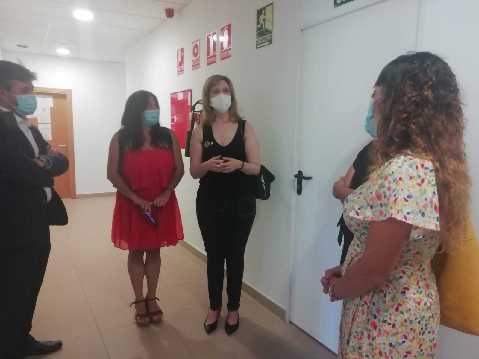 La asesora de programa del IAM, ayer en el Centro junto a la concejala.