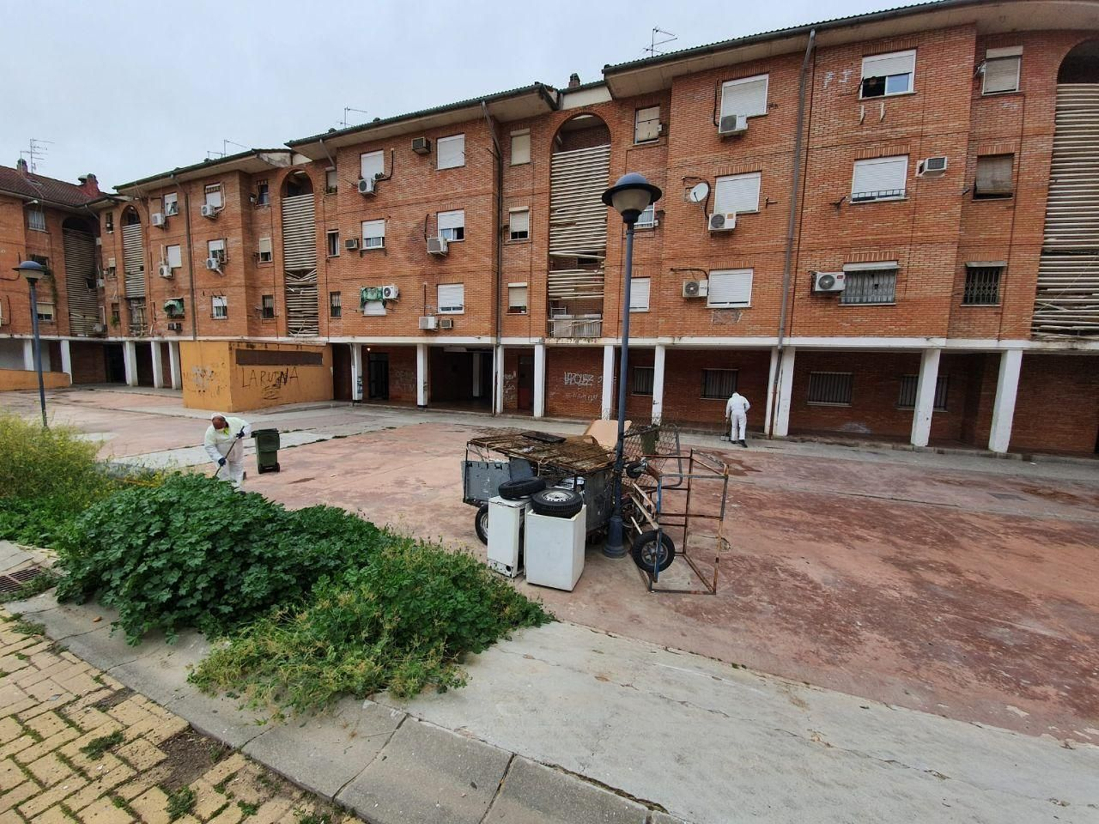 Operarios de Sadeco llevan a cabo labores de desinfección.