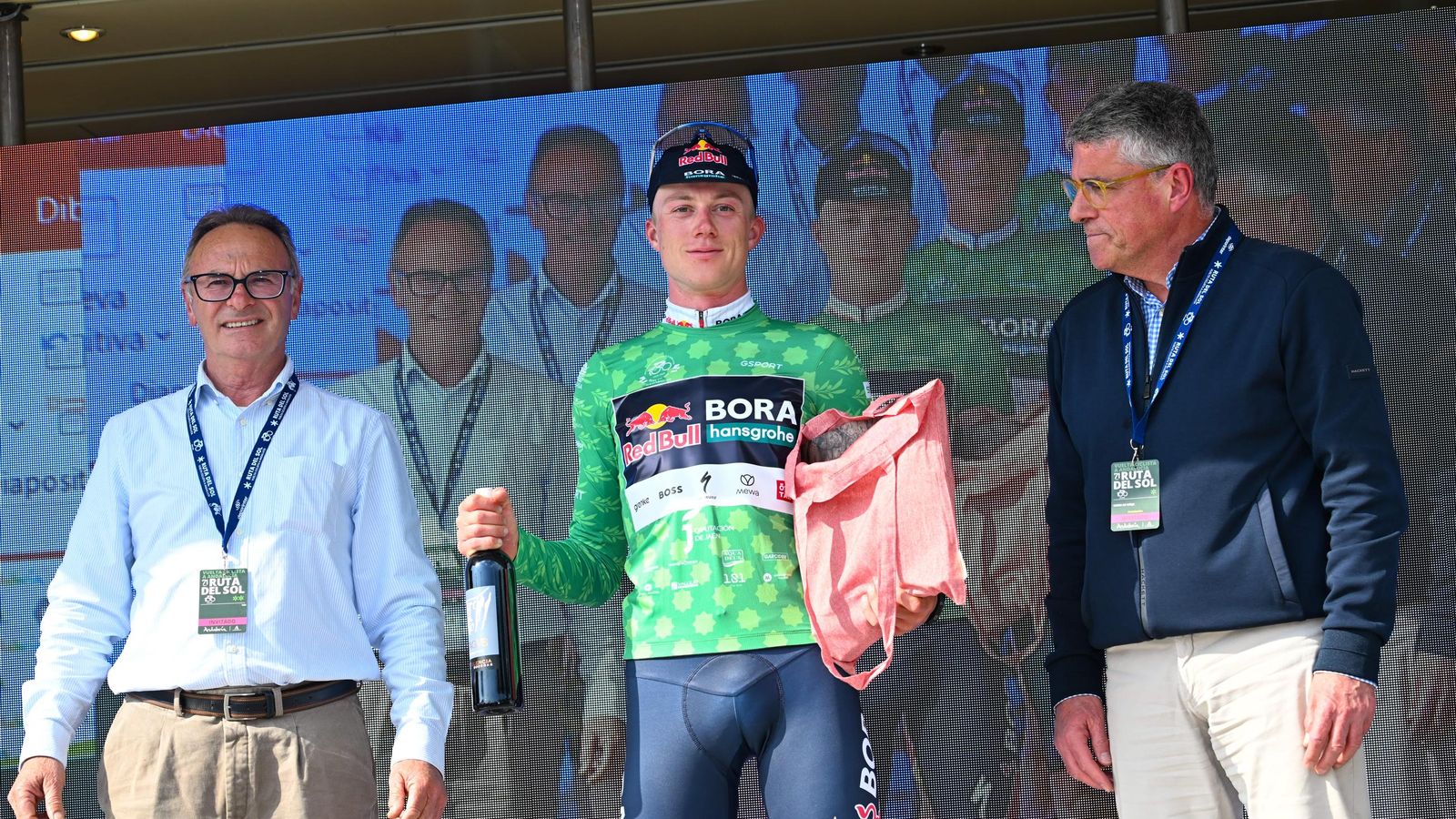 Las mejores imágenes de la primera etapa de la Vuelta Ciclista a Andalucía Ruta del Sol.