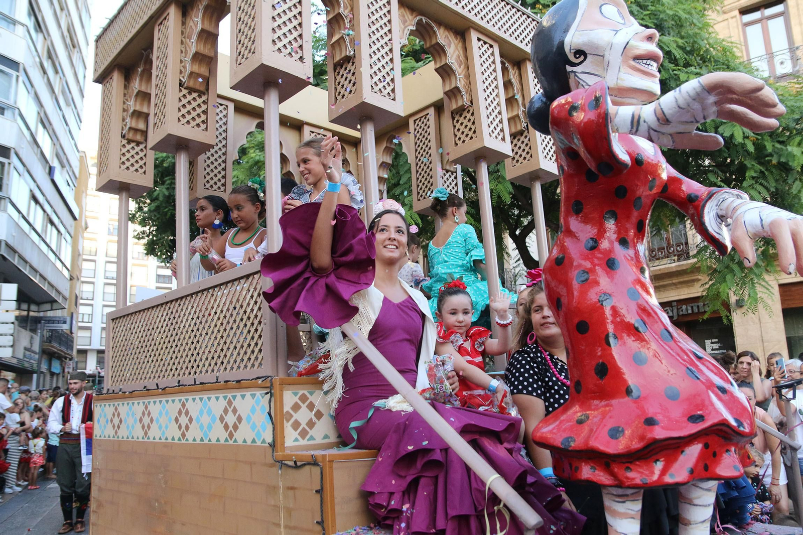 Las imágenes de la batalla de flores en la Feria de Almería 2023