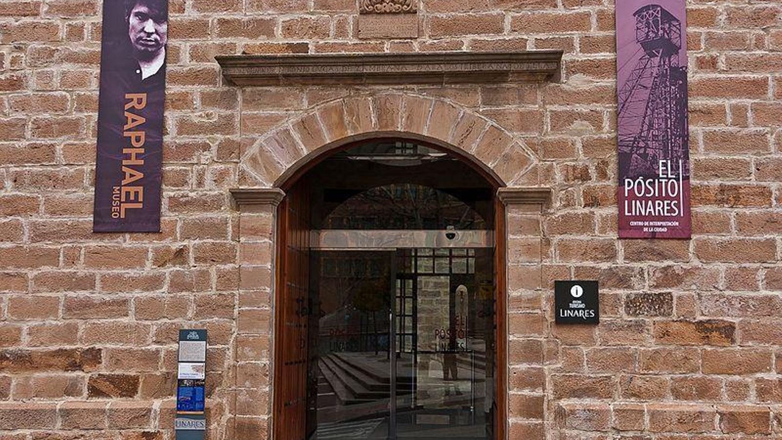 Puerta de entrada al Museo Raphael, en el histórico edificio de El Pósito de Linares. Puerta de entrada al Museo Raphael, en el histórico edificio de El Pósito de Linares.
