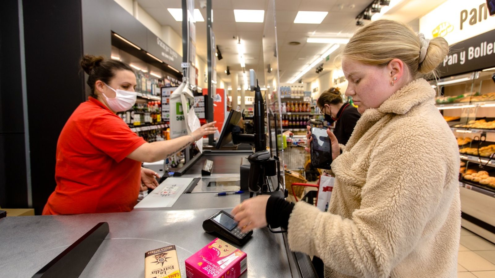 Una joven estudiante polaca sin mascarilla en un supermercado del centro de la ciudad.