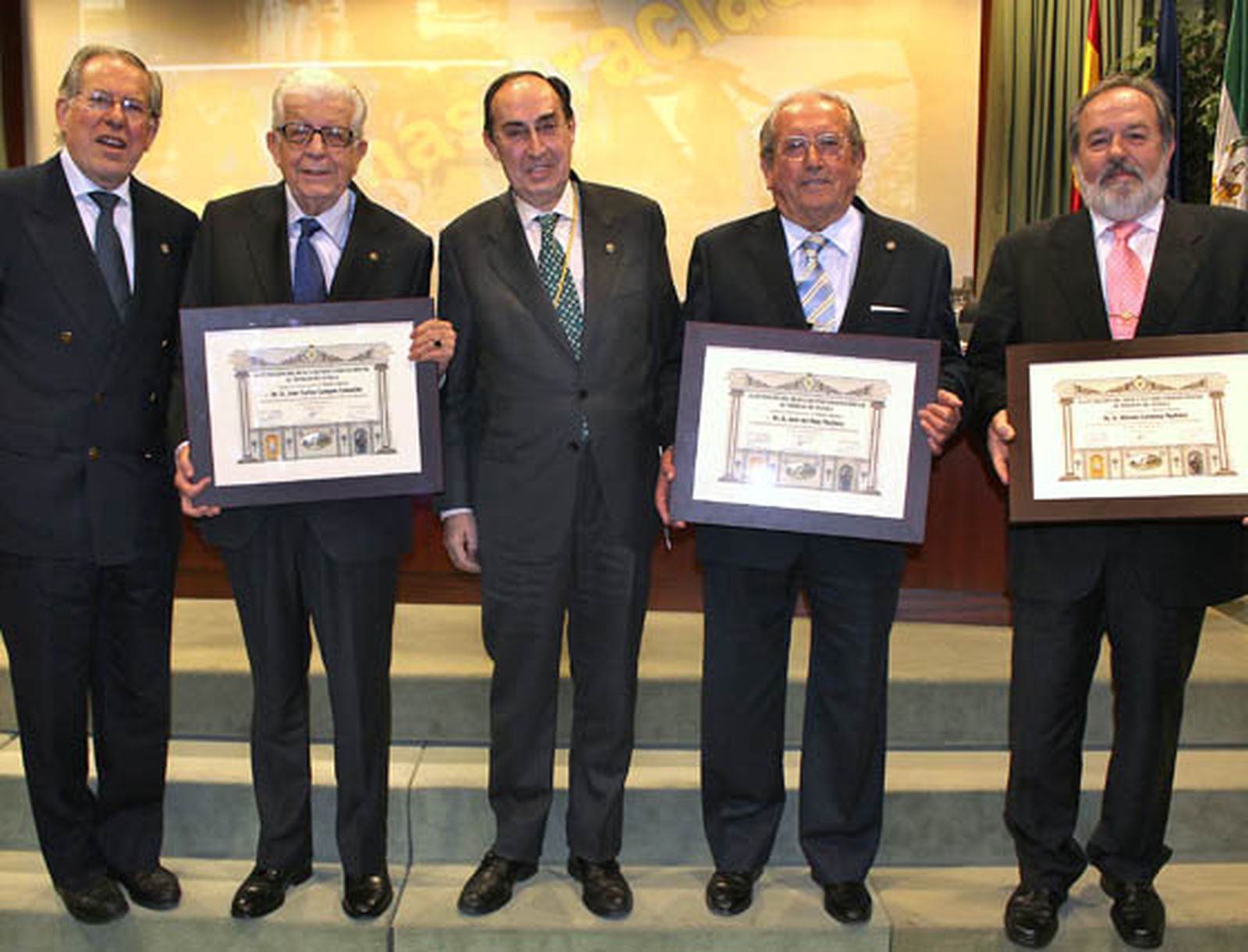 El Colegio distingue a tres médicos ilustres