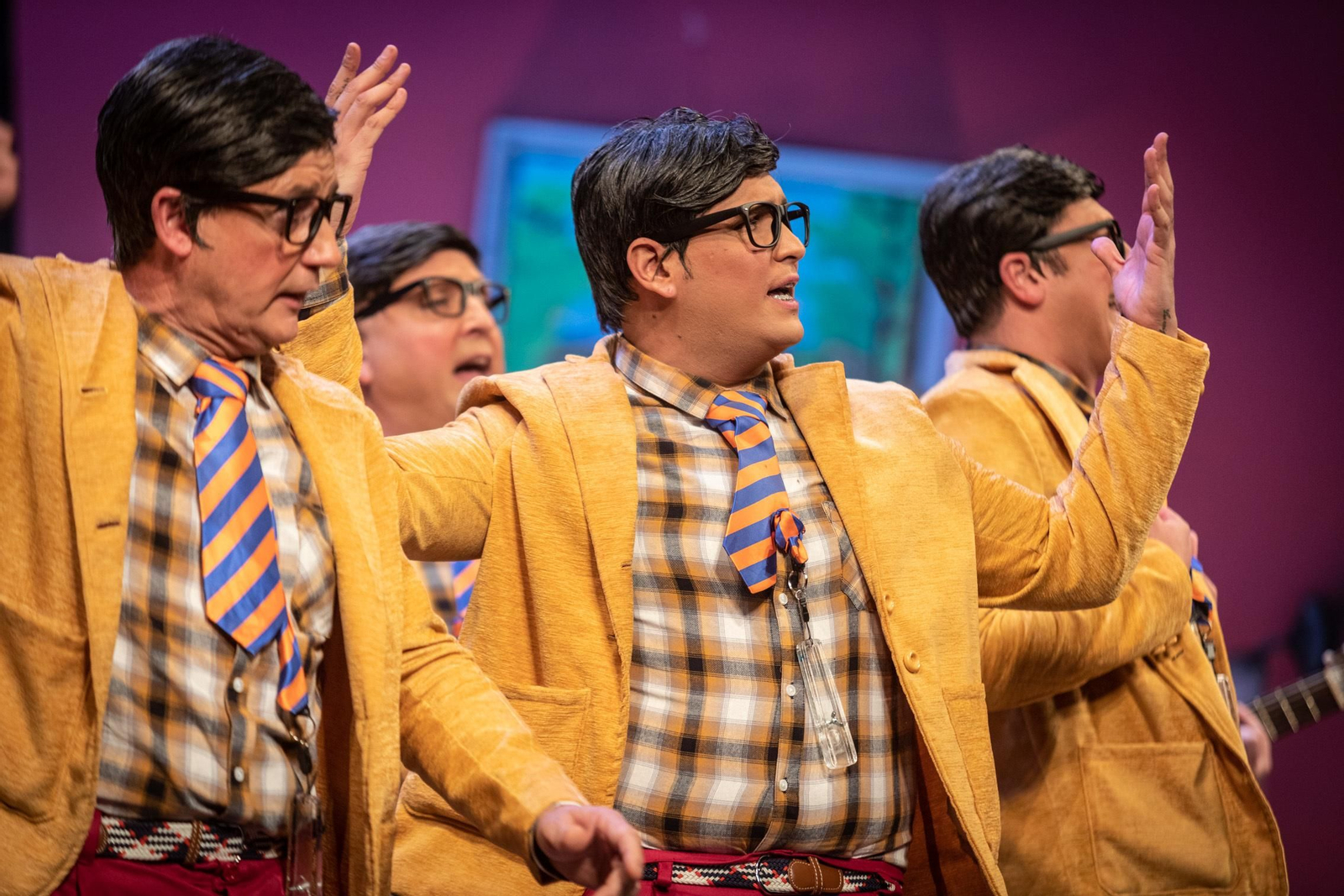 La chirigota 'Los que no valen ni para estar escondidos' durante su actuación