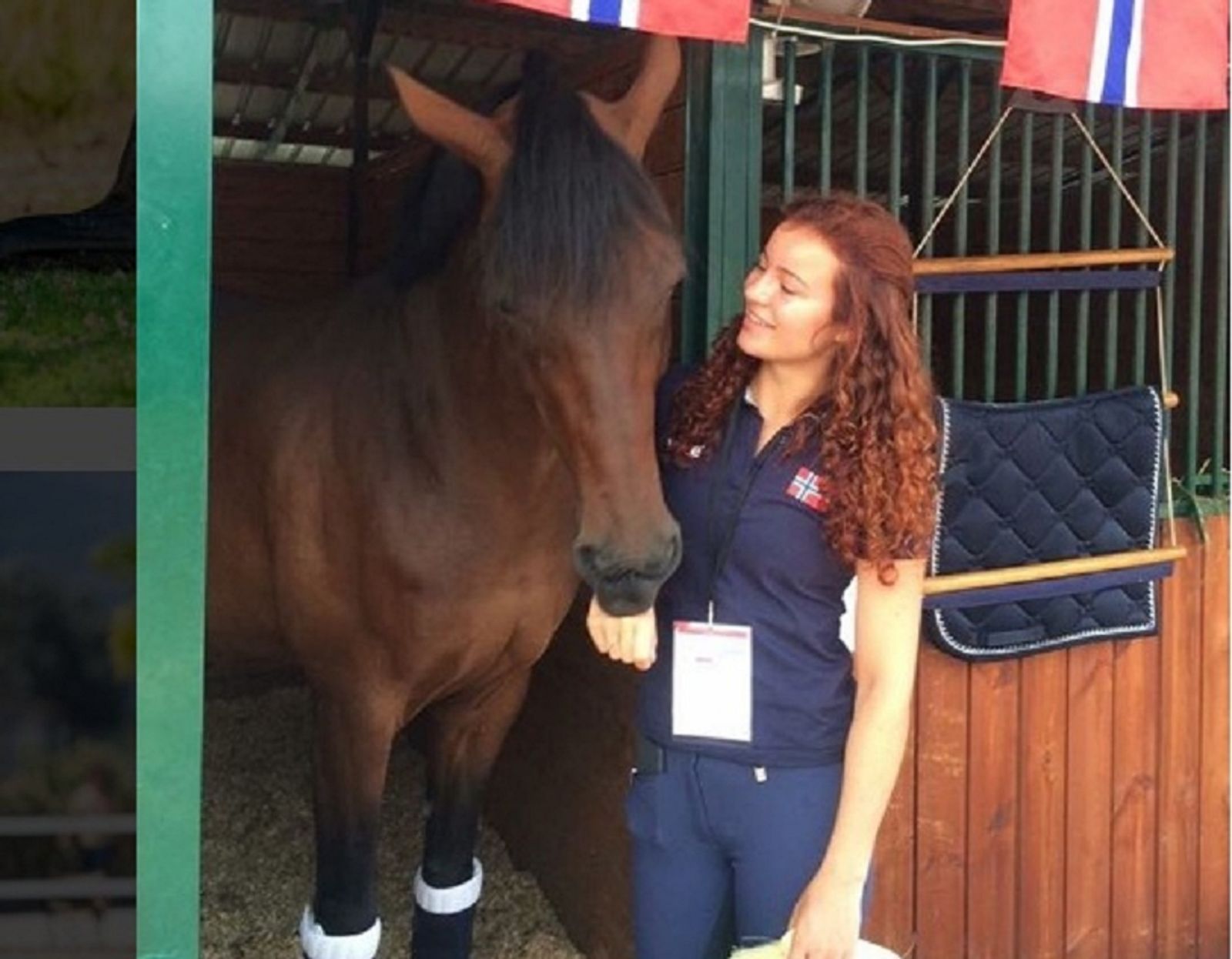 La joven noruega Alexandra Andresen mira orgullosa a uno de sus caballos.