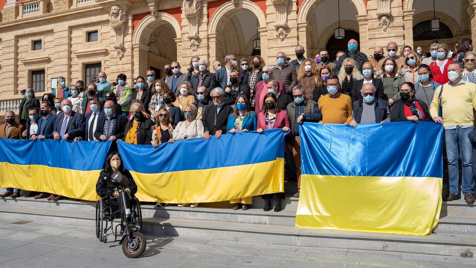 Concentración en solidaridad con Ucrania celebrada a las puertas del Ayuntamiento de San Fernando este mediodía.