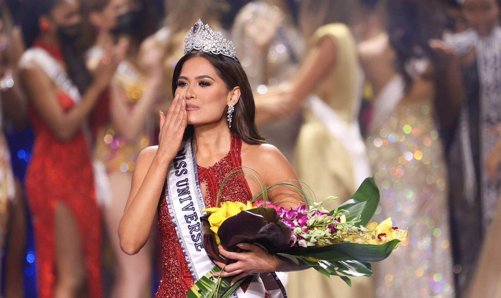 Andrea Meza, Miss Universo 2021, lanza besos al público tras alzarse con el título.
