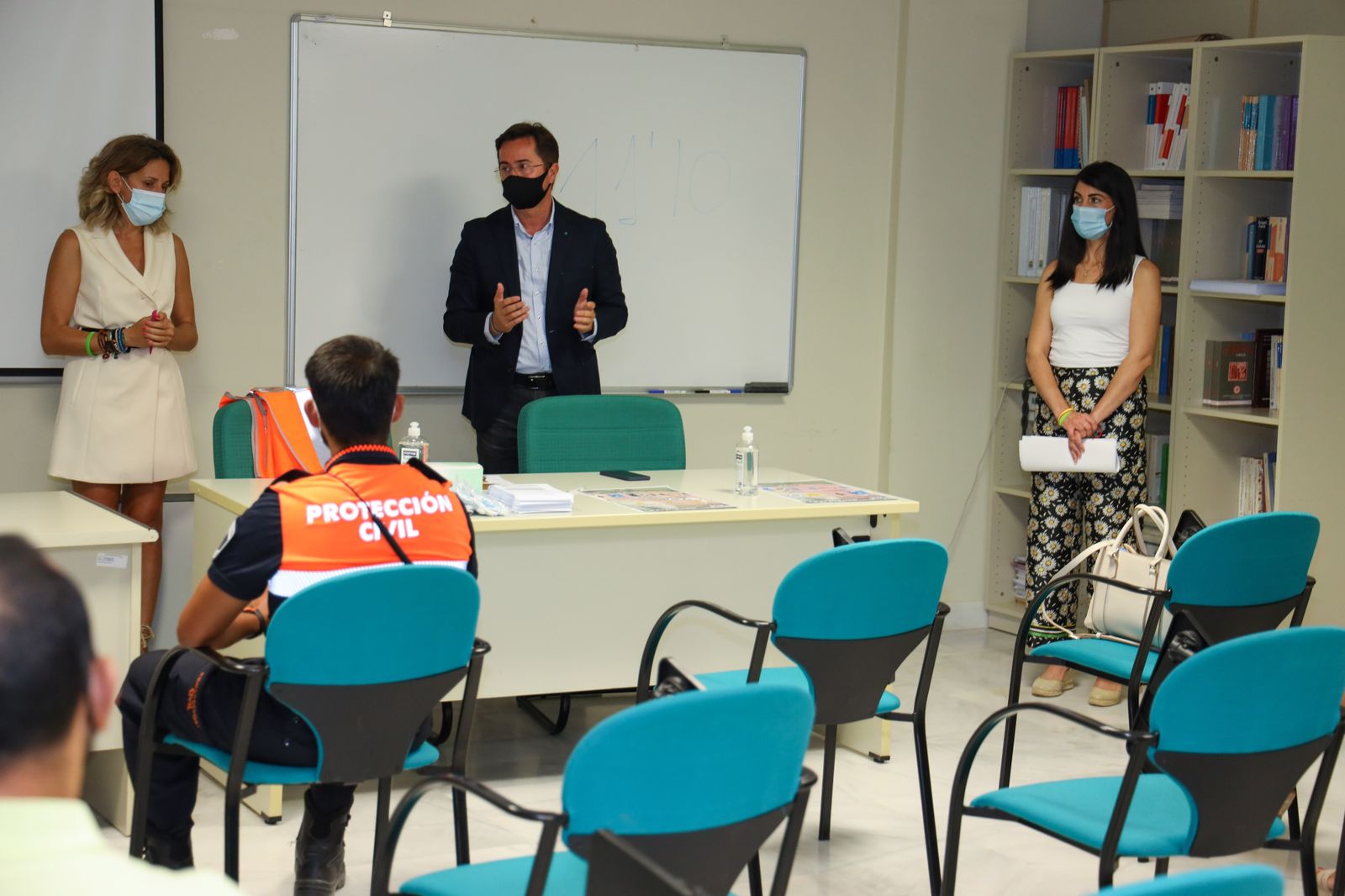 Francisco Góngora y las ediles Almudena Martínez y Montserrat Cervantes, en la reunión con los voluntarios.