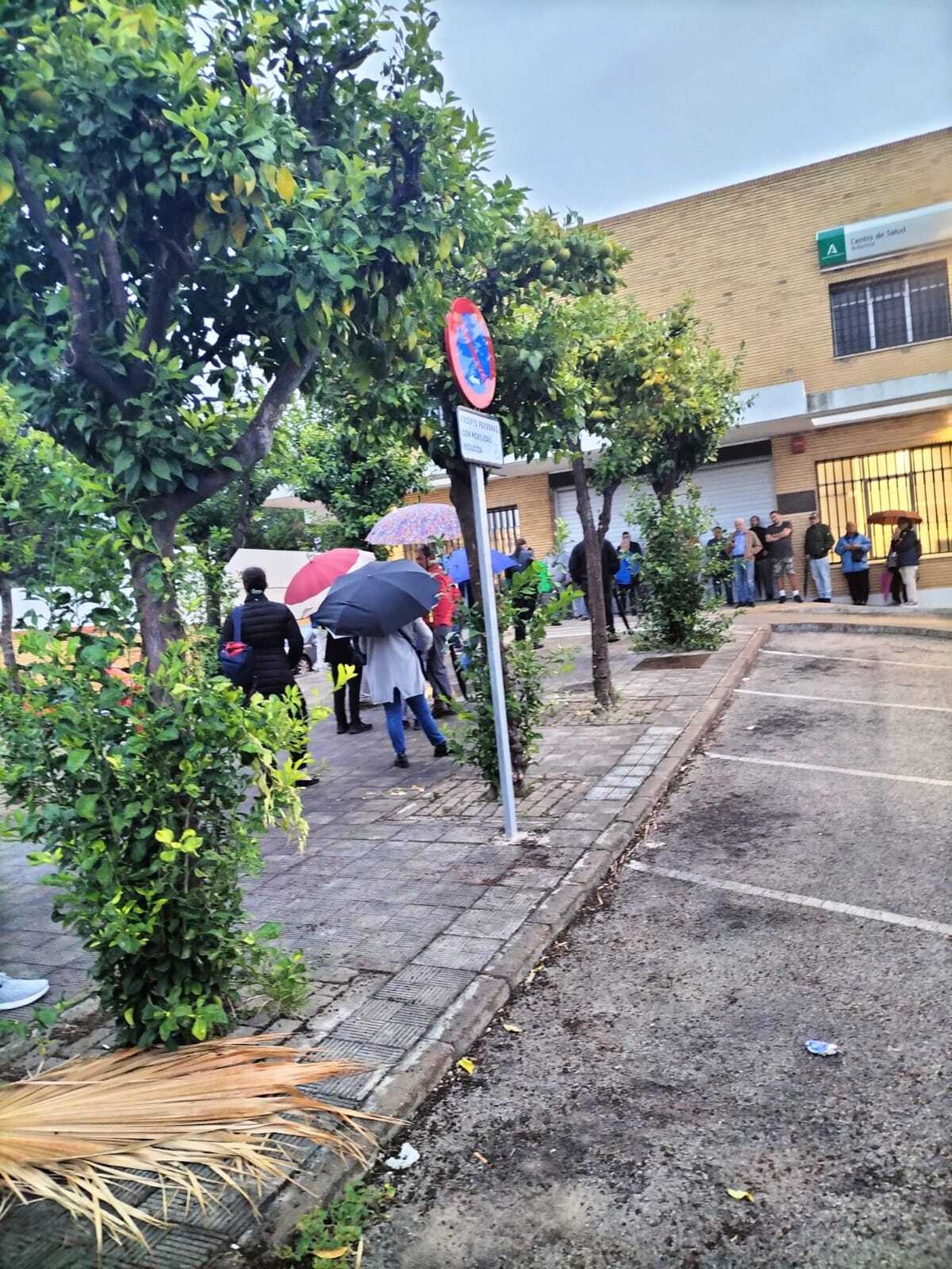 Un grupo de personas hace cola a las puertas del centro de salud de Bellavista.