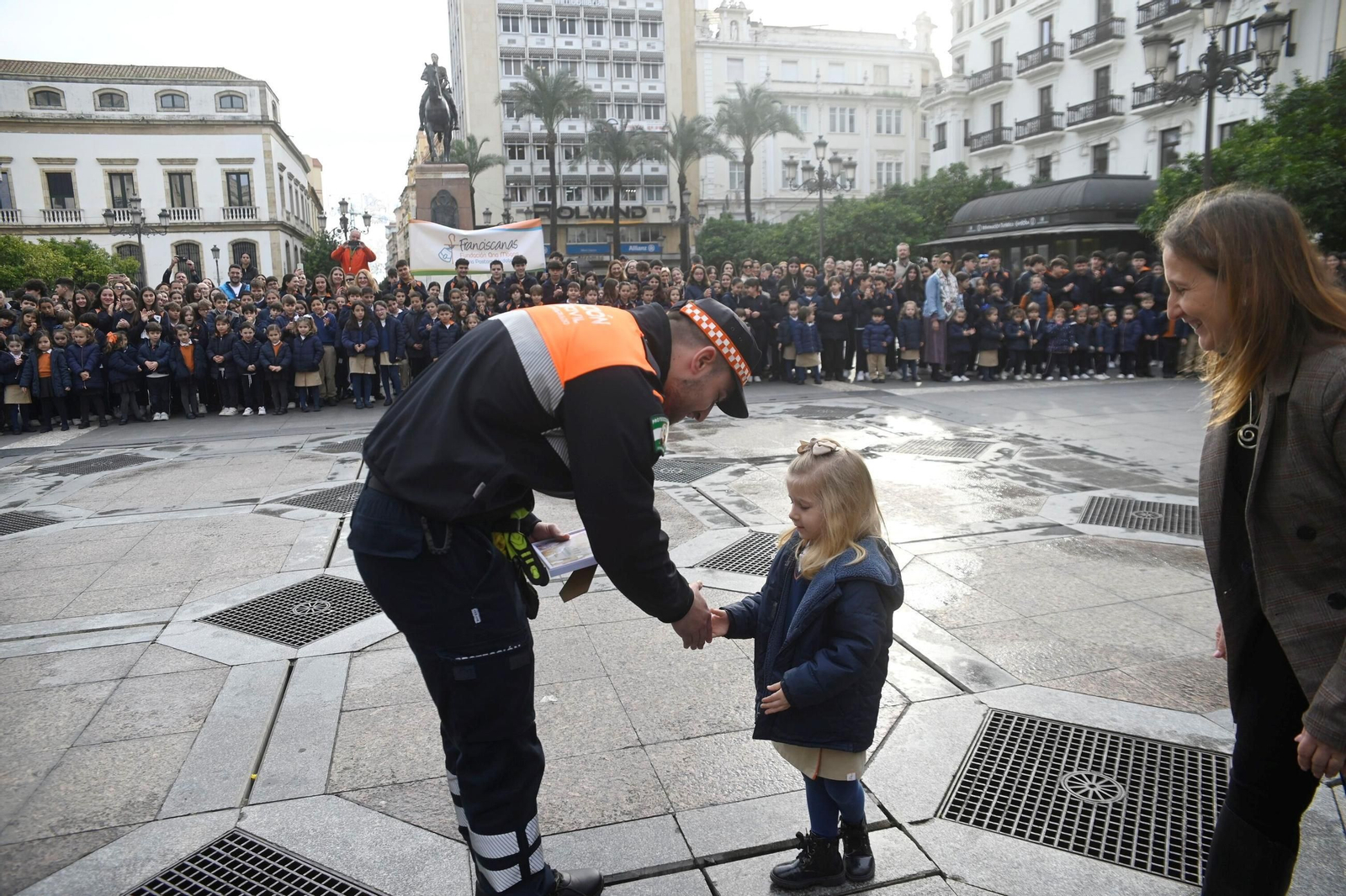 El reconocimiento del colegio Divina Pastora a los colectivos que protegen a los demás, en imágenes