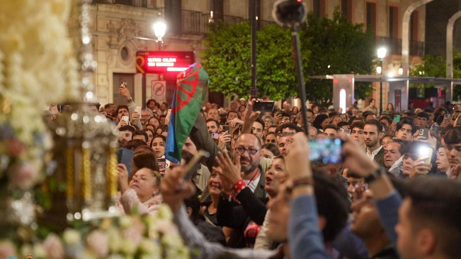 Banderas gitanas al viento al paso de Las Angustias