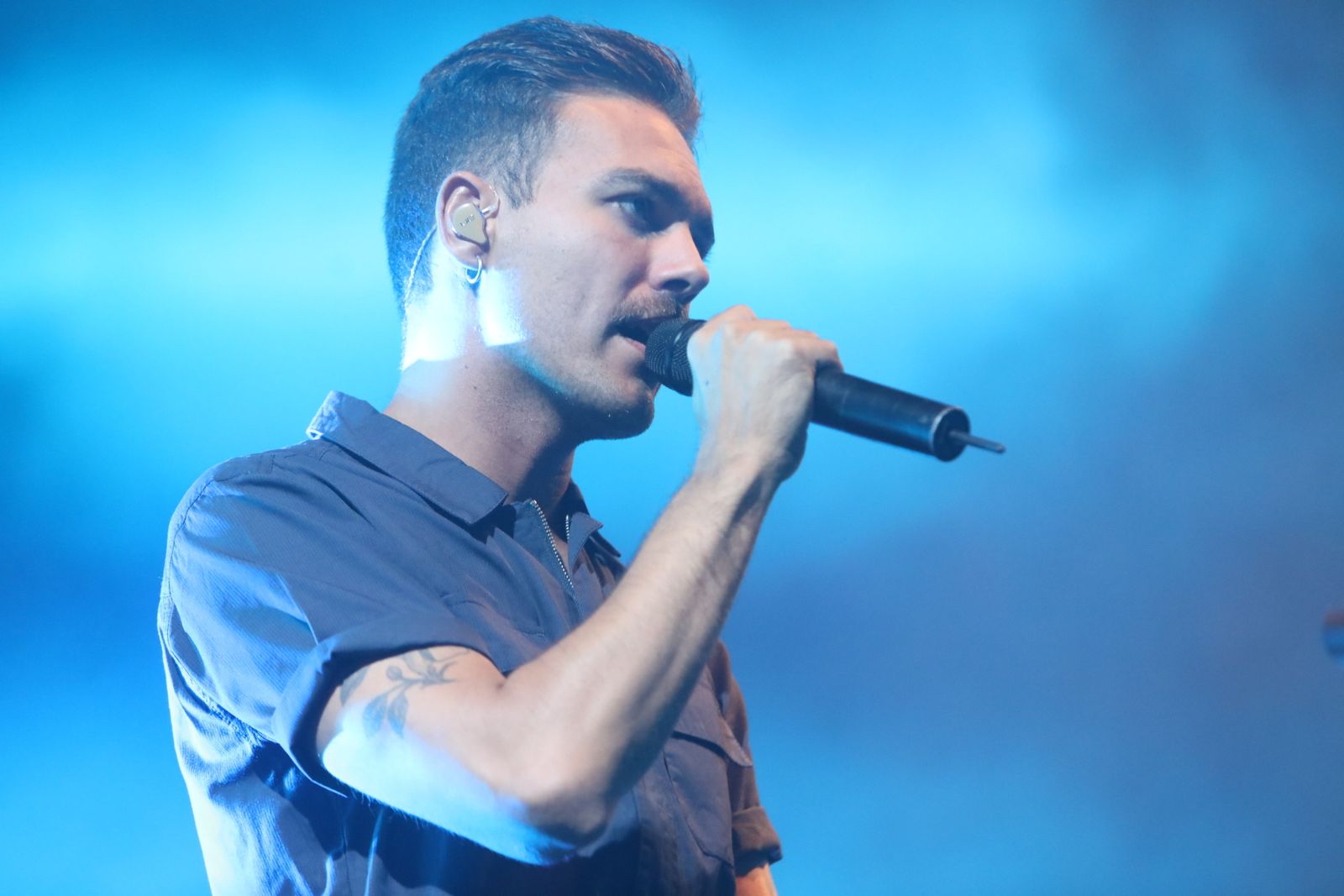 Alberto Jiménez, vocalista de Miss Caffeina, en Sancti Petri