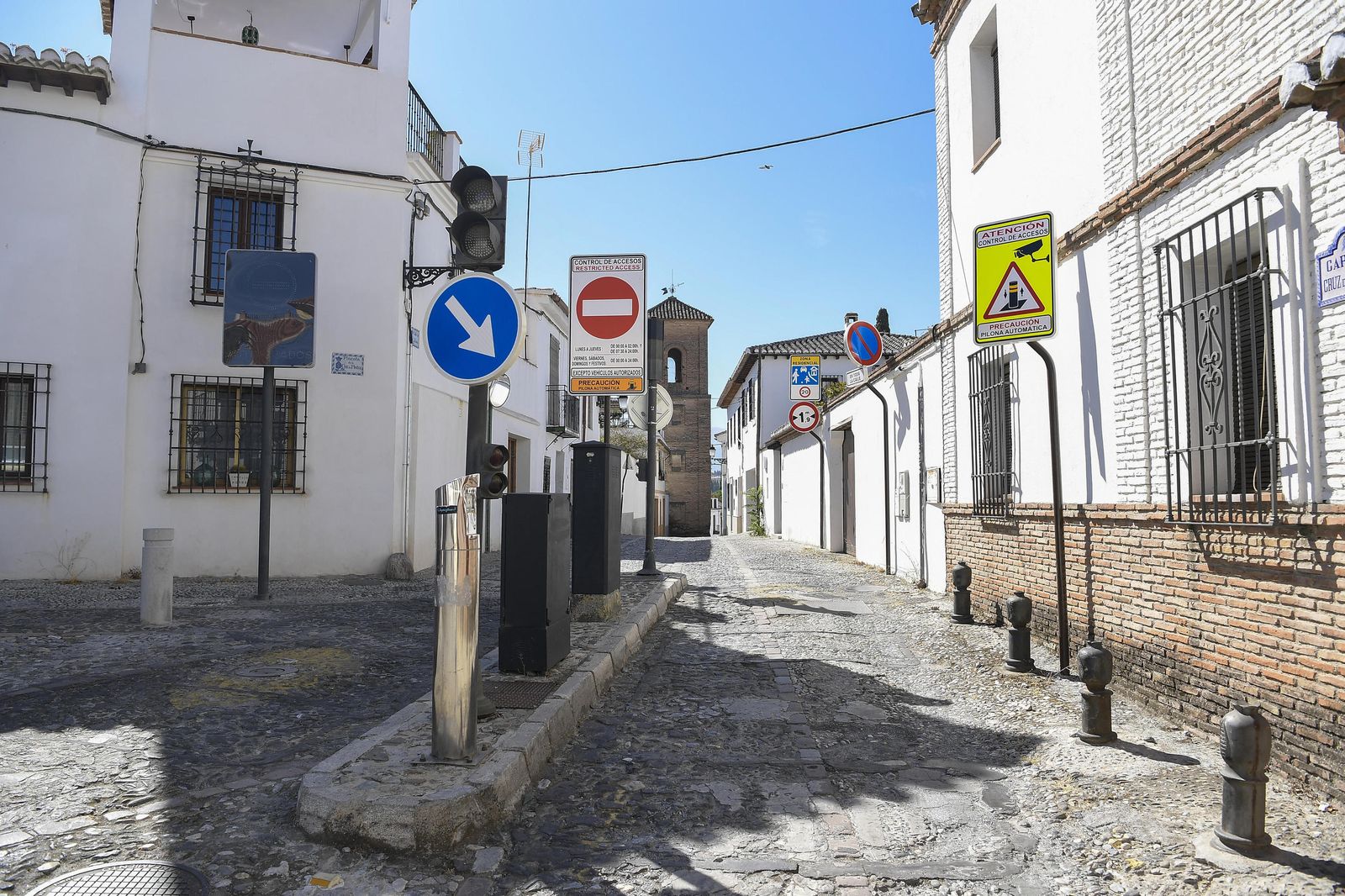 La pilona conflictiva de la calle San Luis de Granada: averías, colapsos y problemas de tráfico