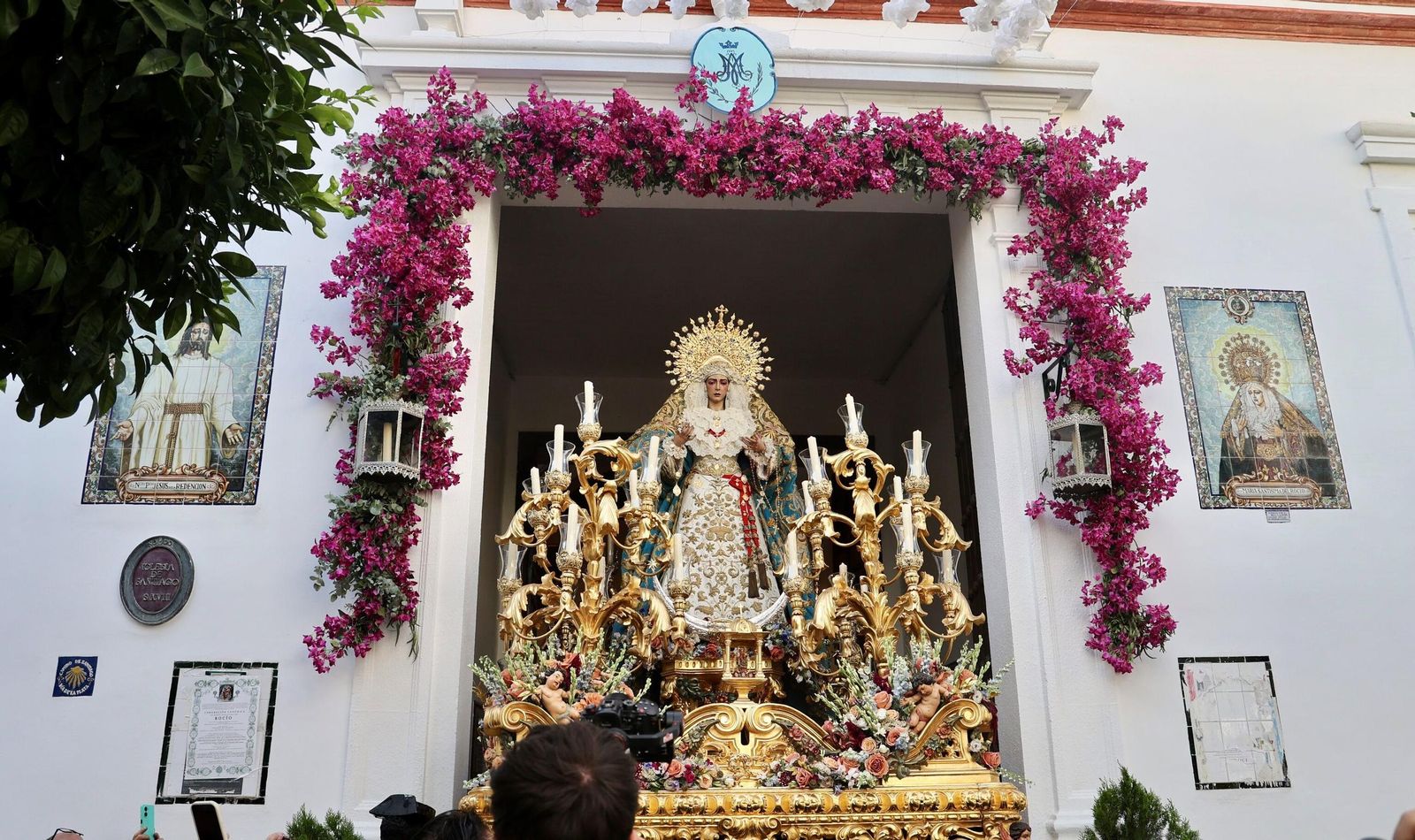 La Virgen del Rocío saliendo de la iglesia de Santiago el pasado domingo.