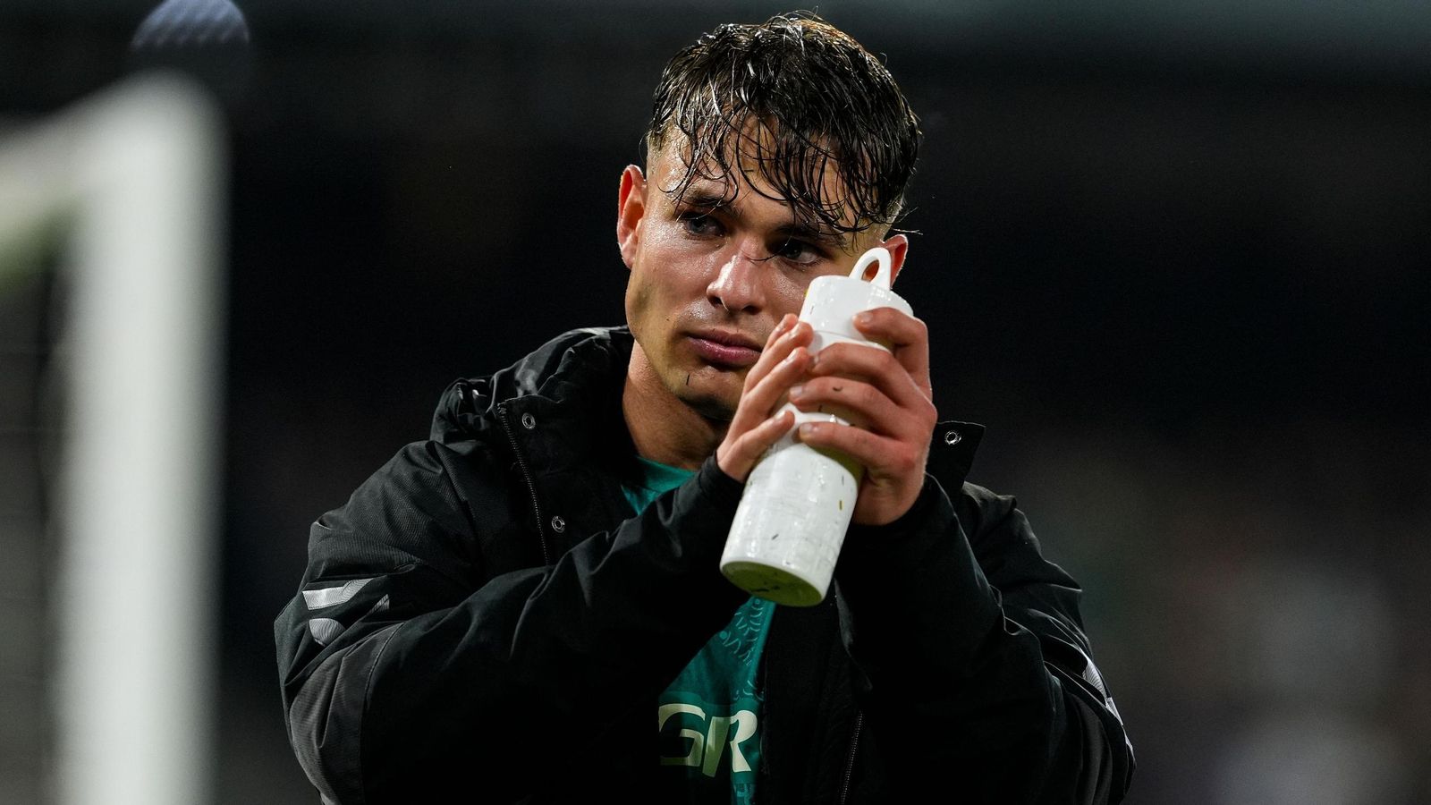 Ángel Ortiz se lleva la ovación del público del Benito Villamarín en su cambio