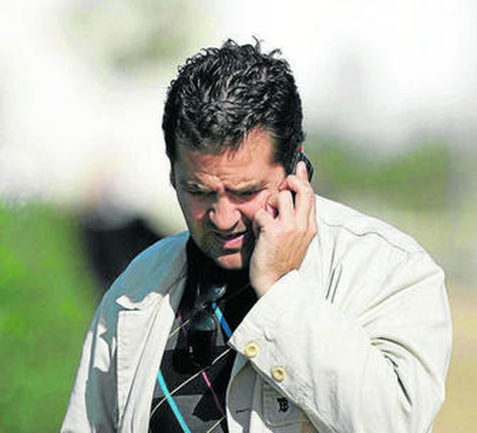 Alberto Benito charla con su móvil.