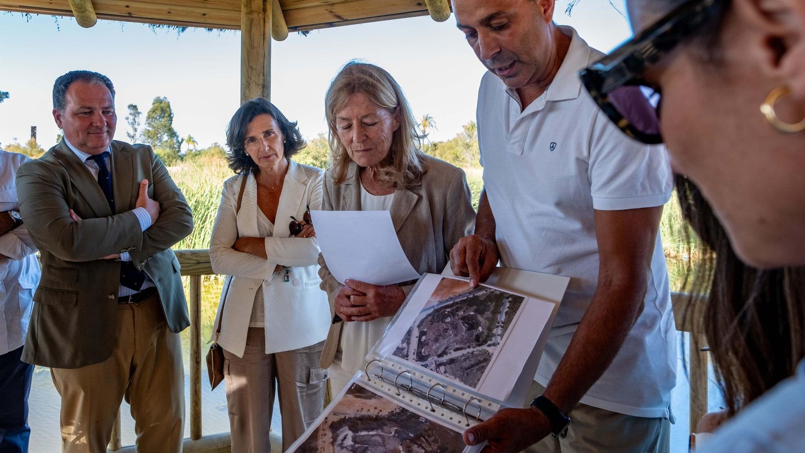 Un técnico muestra cómo ha cambiado la laguna desde el nuevo mirador.