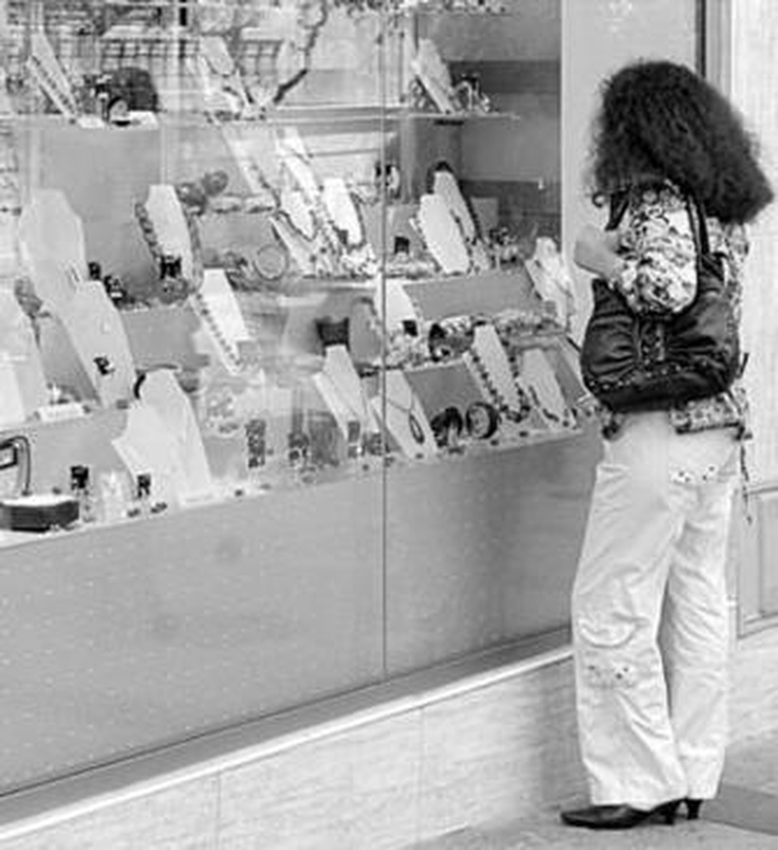 Una joven contempla un escaparate de la ciudad.