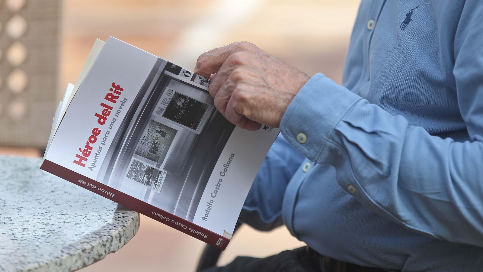 El autor sostiene su novela 'El héroe del Rif', de Extravertida Editorial.