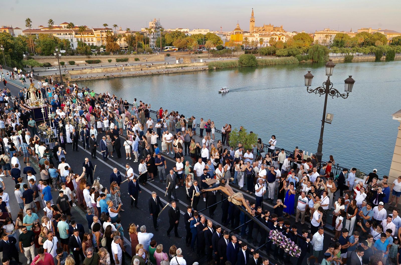 En imágenes, el traslado de los titulares de Las Aguas a la iglesia de San Jacinto