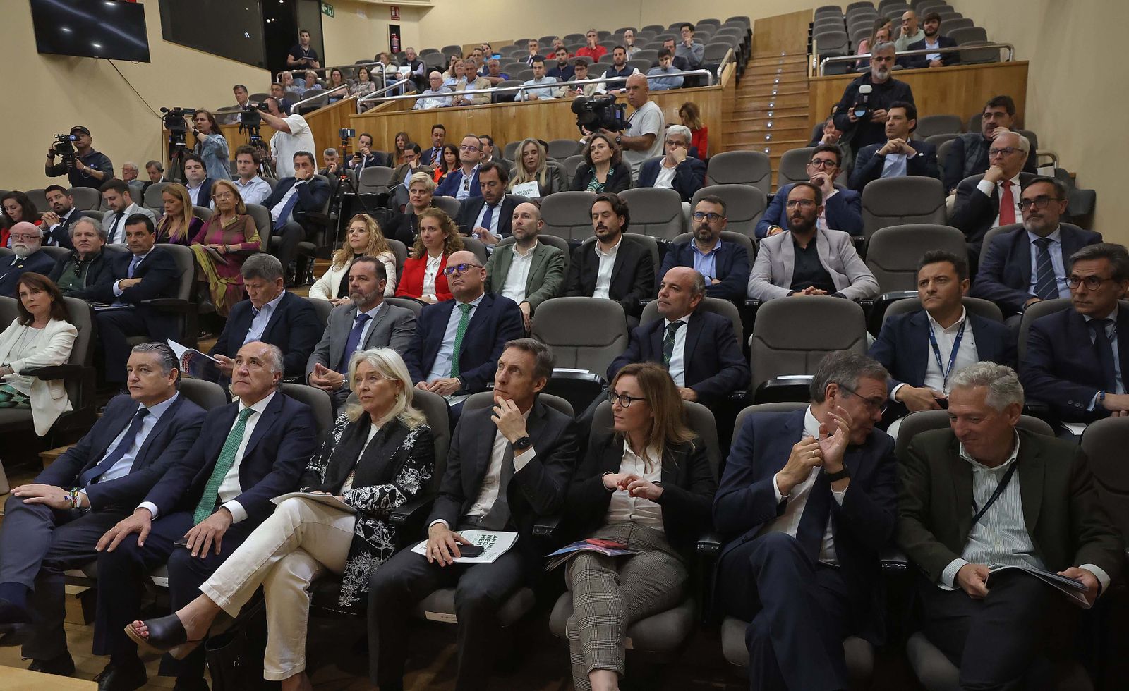 Imágenes de la presentación de la revista Andalucía Económica en Algeciras