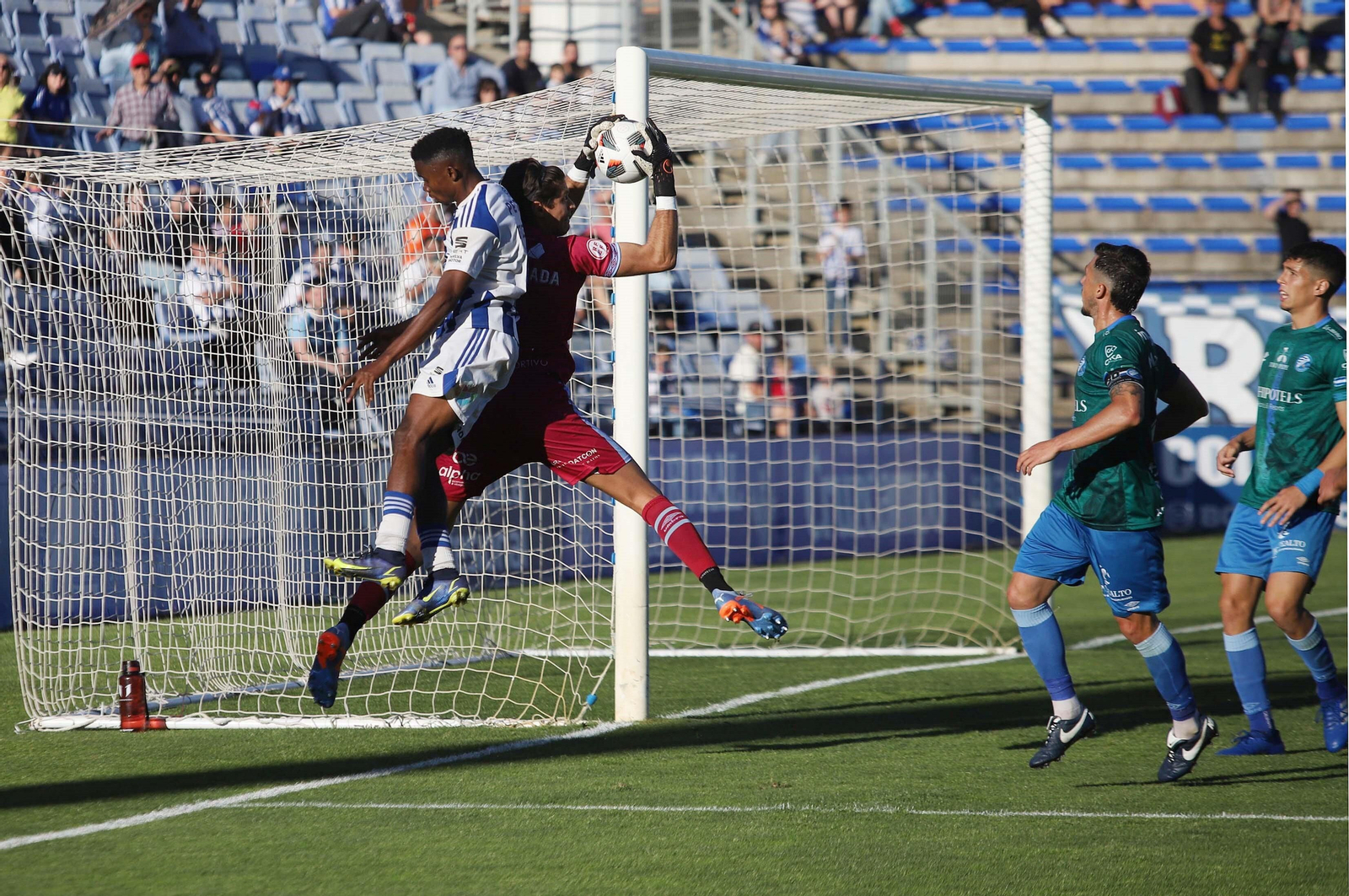Peter pugna por un balón con el portero del Xerez DFC.