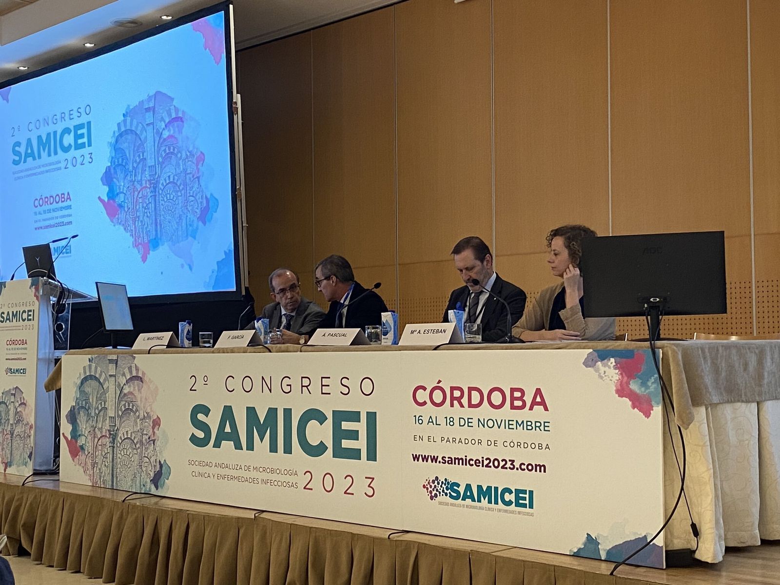 Comité organizador y científico del congreso de Microbiología Clínica y Enfermedades Infecciosas.