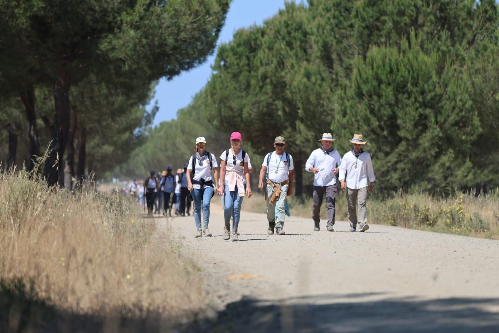 Ambientazo en el camino de Huelva al Rocío este viernes: imágenes de los peregrinos en La Matilla