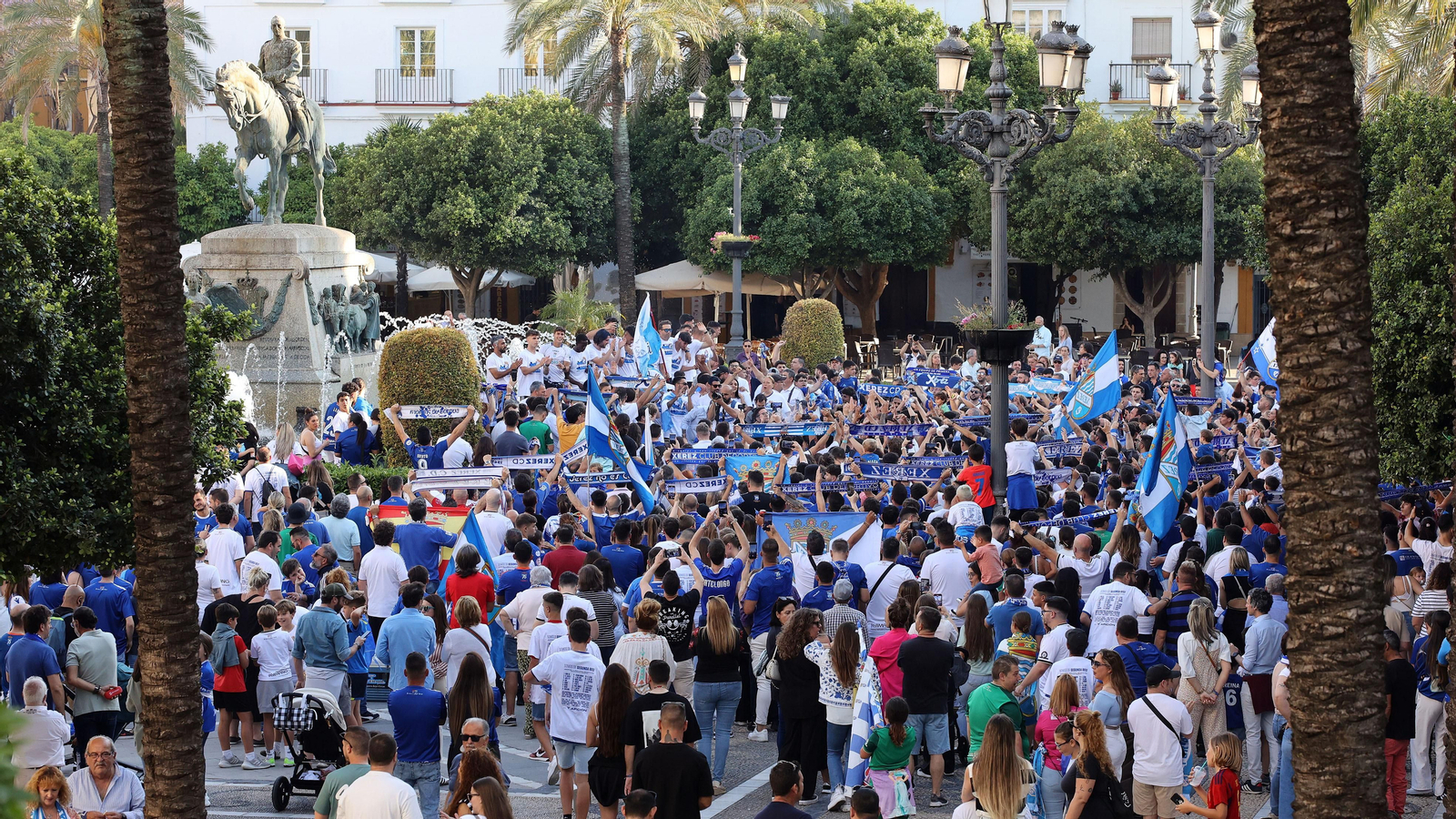 Baño de masas del Xerez CD en Jerez por su ascenso