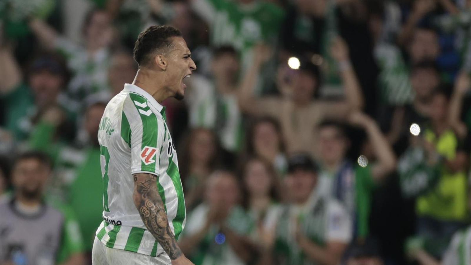 Antony celebra con rabia su último gol en el Benito Villamarín. Antony celebra con rabia su último gol en el Benito Villamarín.